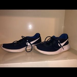 Navy blue nike tennis shoes.